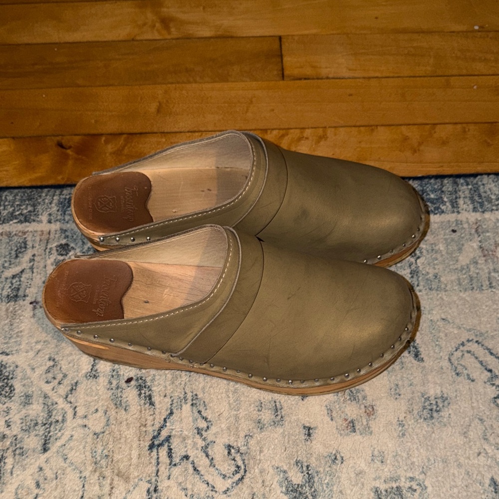 Troentorp Green Leather Clogs